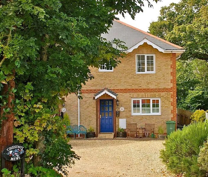 Clematis Cottage, Country Setting, 10 min walk to beach, Family Friendly.