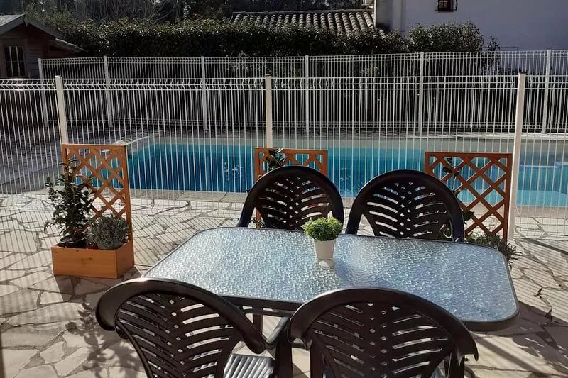 Quiet terraced house with swimming pool