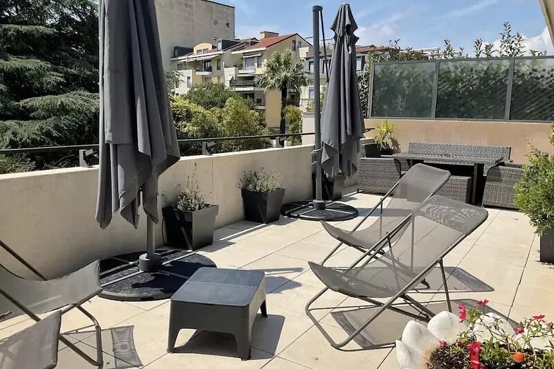 A 8mn à Pied du Festival et de la Plage, Magnifique Toit Terrasse, Box, Piscine
