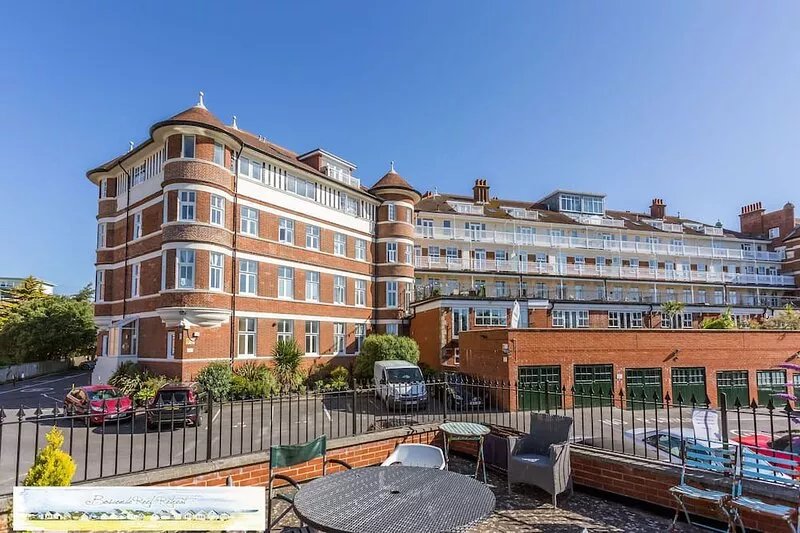 Luxury spacious 2BR apartment 500m from beach and close proximity to New Forest