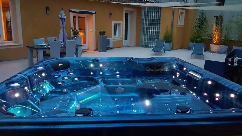 115 m2 DUPLEX with 150 m2 terrace and 6-seater SPA.