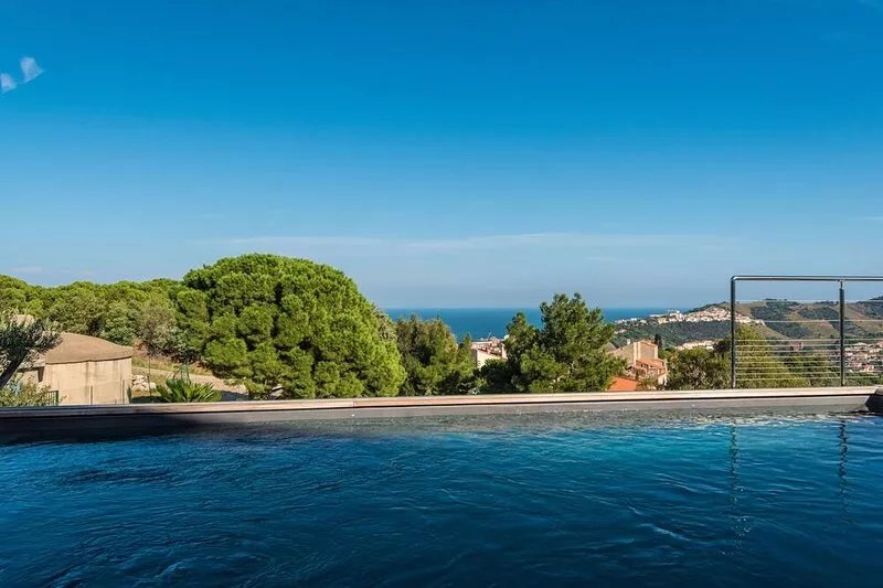 Exceptional 5-star villa, sea and mountain views, swimming pool.