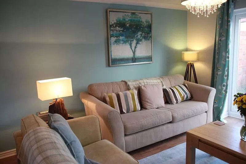 Luxury family beach retreat with Hot Tub 150 m to beach.