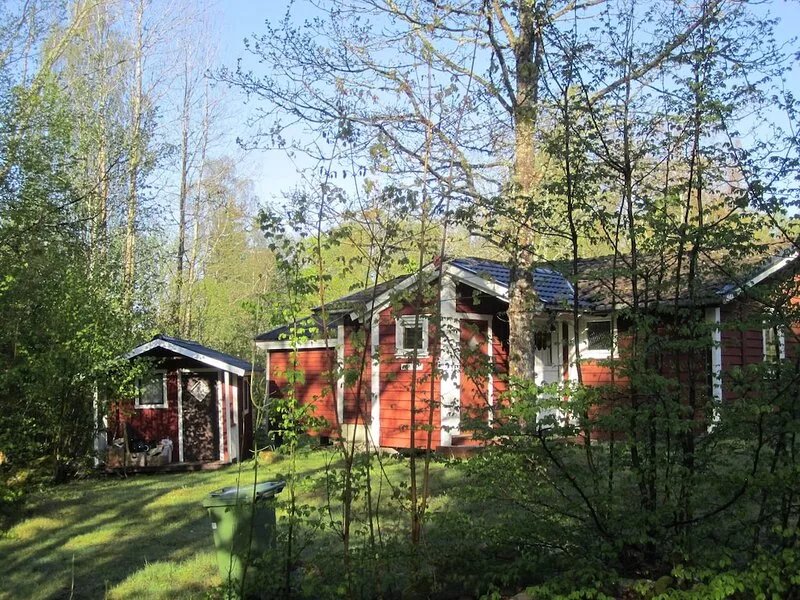 Family friendly holiday house on a large plot - right on the lake