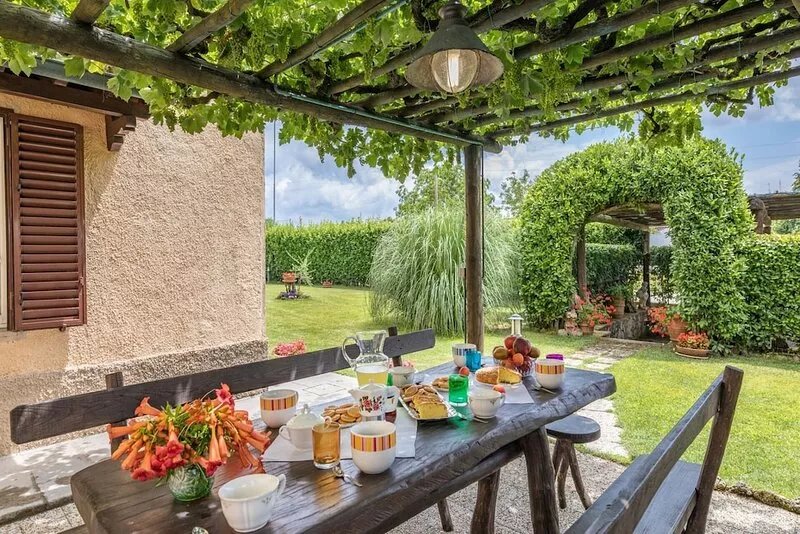 Holiday house with private garden and pool in a typical Tuscan hamlet.