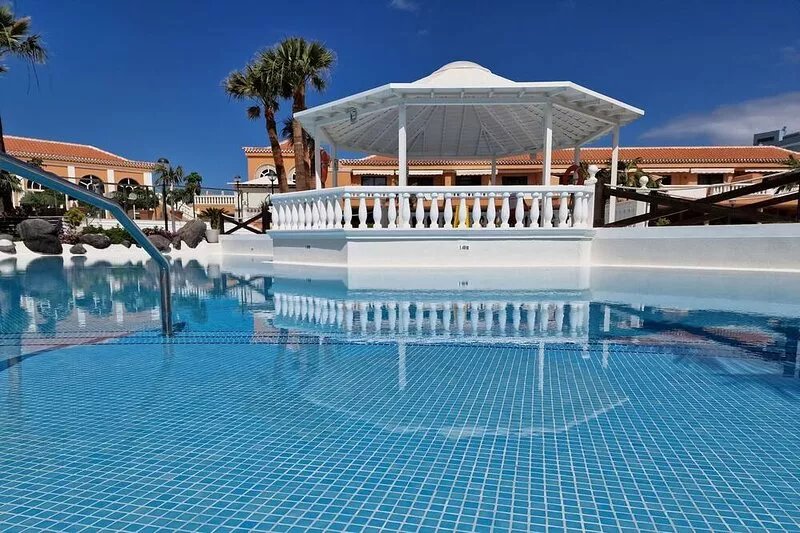 Breathtaking sea view, only 100 m to the sea and the beach, heated pool, wifi