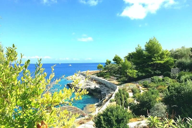 Seaside villa Dinos: mediterranean gardens, private sea access