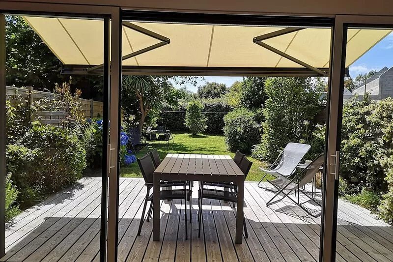 150m from the beach, shops foot house in the quiet hollow way