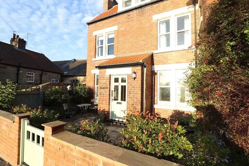 ARDEN HOUSE, pet friendly, with open fire in Whitby