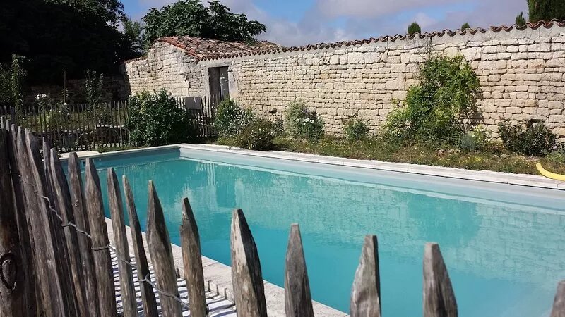 COUNTRY HOUSE CHARENTE (F)holiday or weekend garden pool any comfort