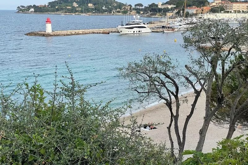 Beaulieu, 3 air conditioned rooms, terrace, sea view, swimming pool and parking