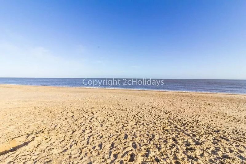 Beautiful chalet with free WiFi nearby Hemsby beach in Norfolk ref 59096S