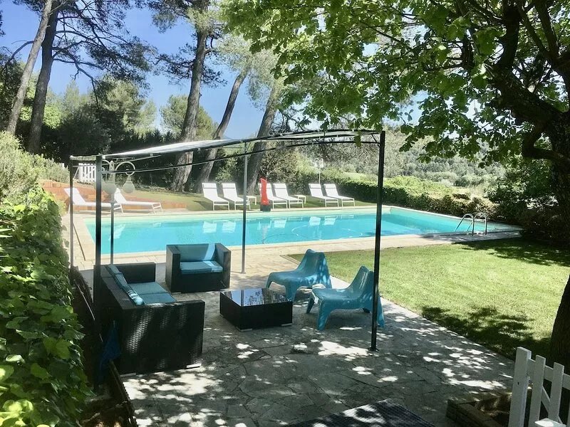Character villa with large pool and garden, near Aix en Provence!