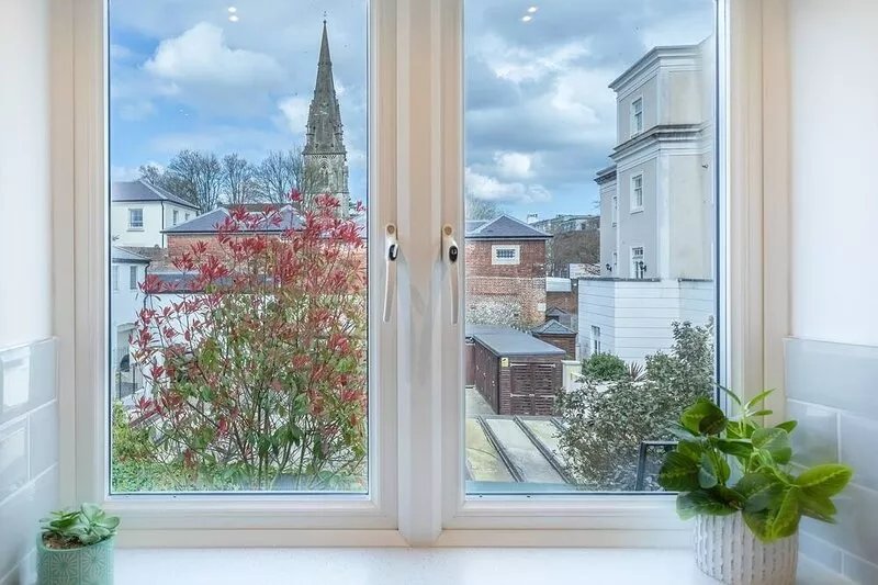 4 Bed City House With Private Garden and Parking
