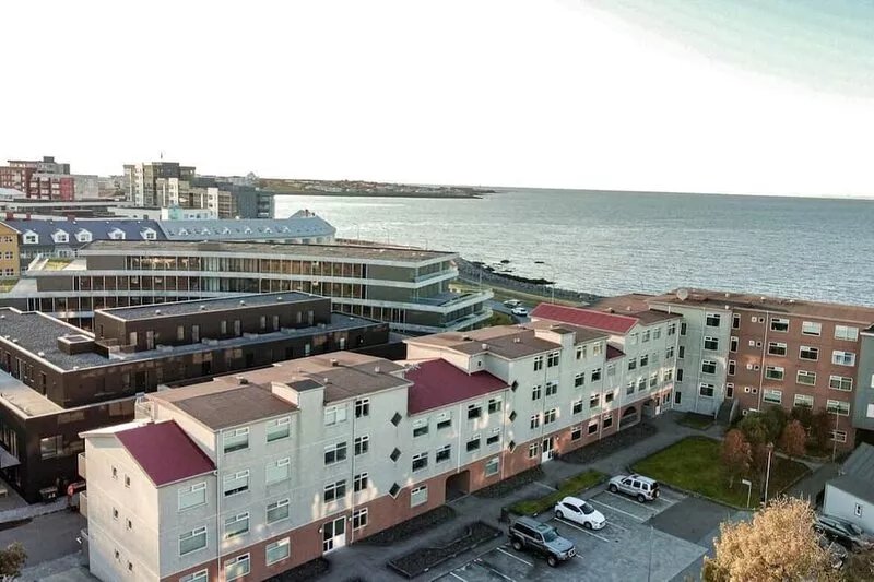 Cozy Downtown Coast apartment with private parking