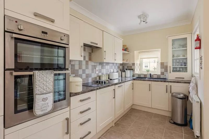 Central Cosy Character Cottage with Free Parking