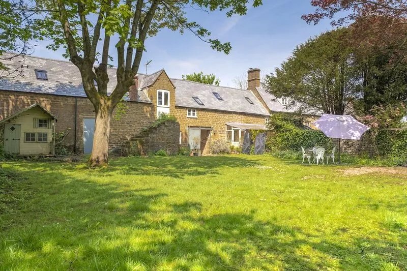 Characterful and spacious dog friendly holiday cottage in the Cotswolds- The