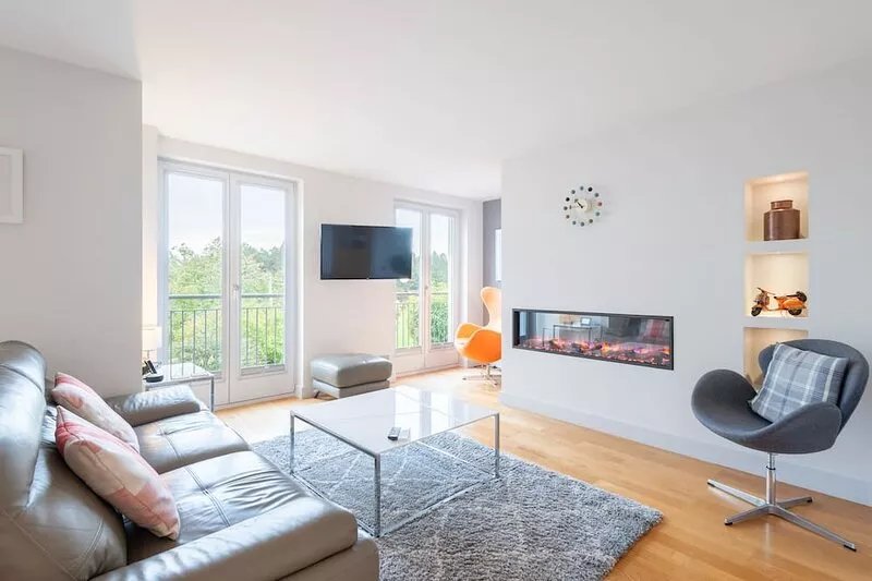 Luxury home | Heart of  town | Parking | Juliet balconies overlooking park