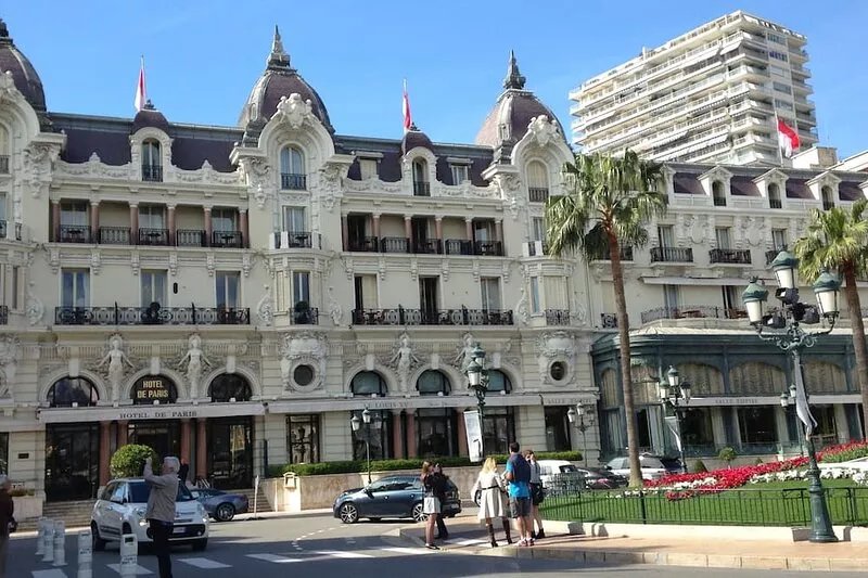 Flat in Beausoleil, Monaco: double glazing, terrace, sea view & paying parking
