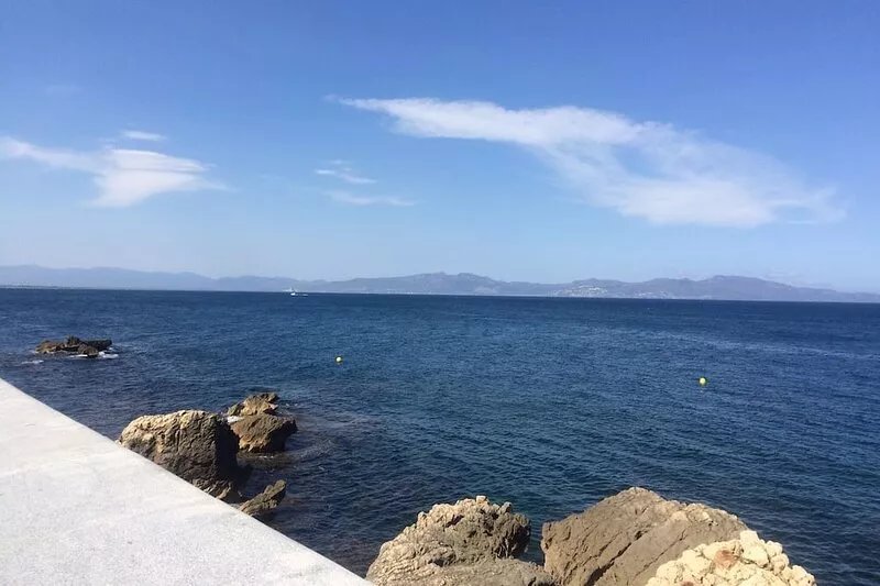 2 bedroom apartment in centre of the old town near the beach
