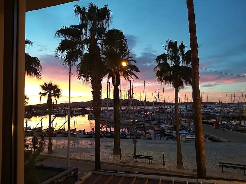 IDEAL LOCATION, CLOSE TO EVERYTHING; SPLENDID VIEW of the SEA and the POINTUS