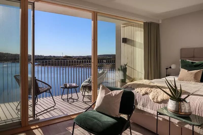 Luxury 3 BR Townhouse (Sleeps 6) parking & mooring