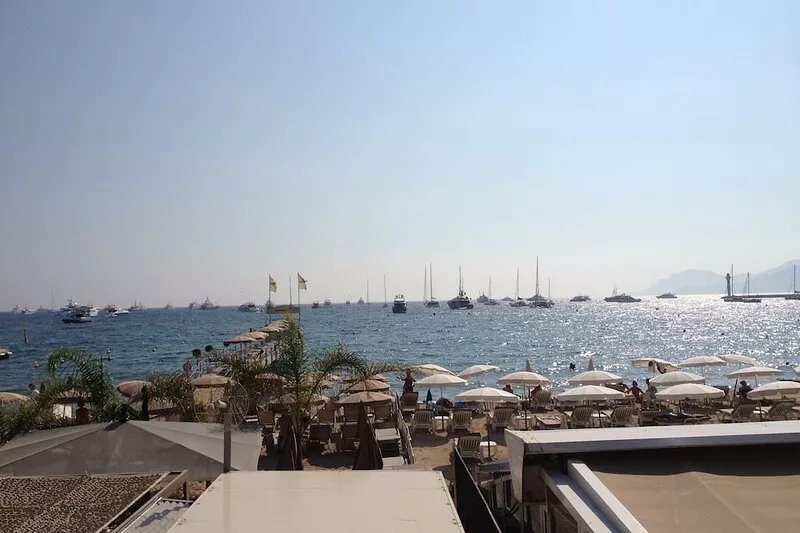 Cannes, apartment, large terrace and garden, direct access to Croisette and