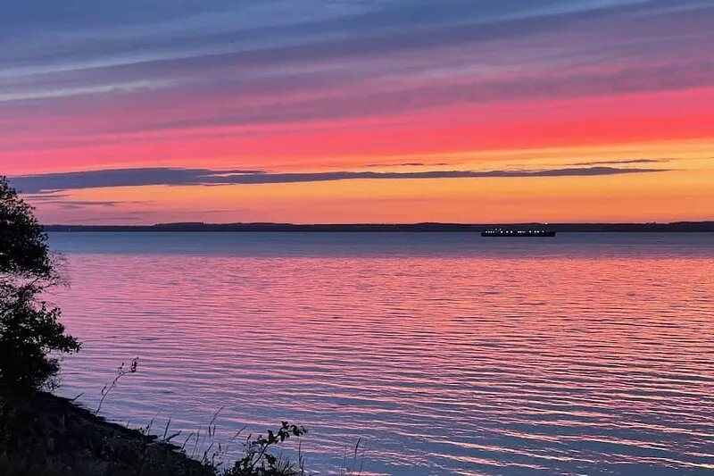 Paws a While! caravan with uninterrupted views of Solent and direct beach access