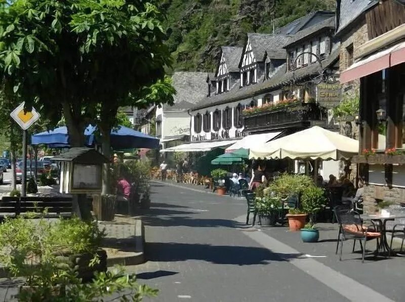 Newly furnished comfort vacation apartment on the foot of Castle Thurant in