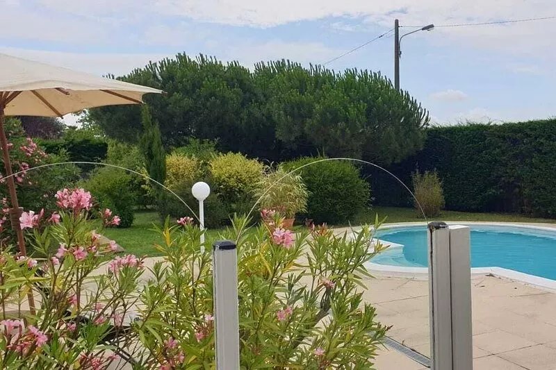 Furnished studio, garden, swimming pool