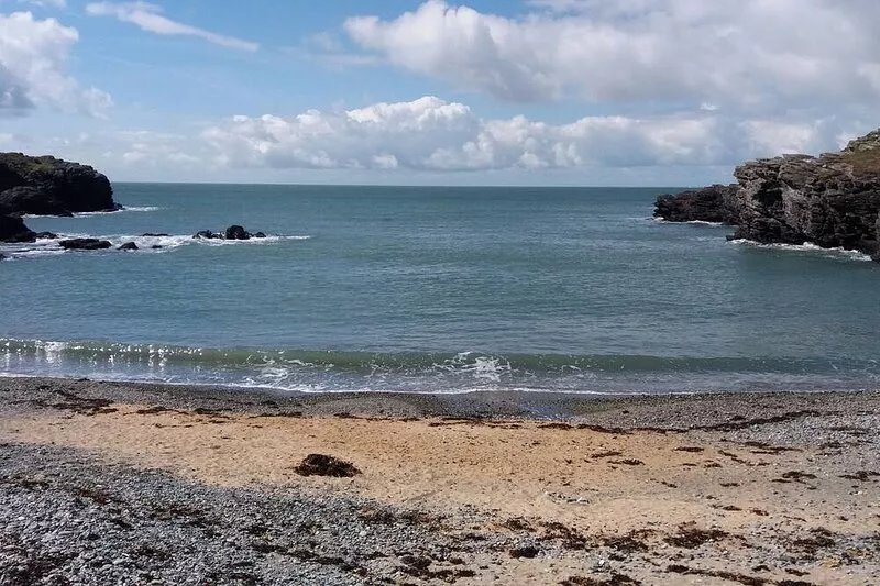 BEACH REACH, pet friendly, country holiday cottage in Valley