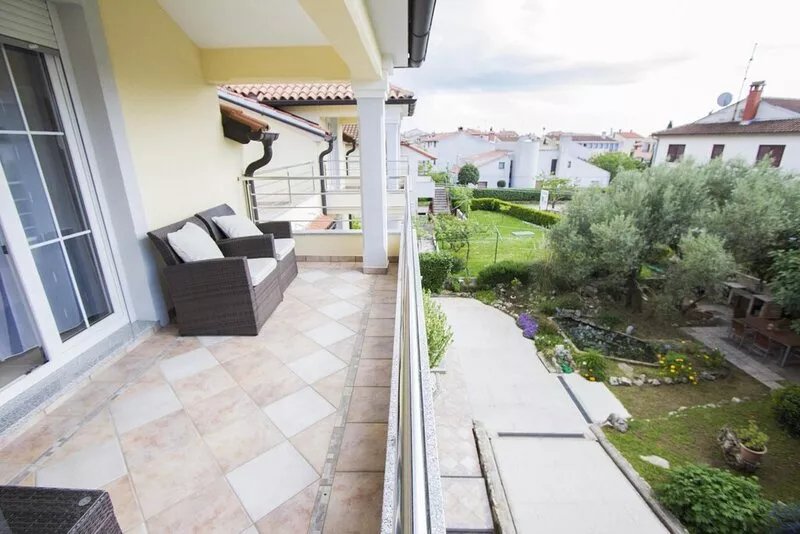 RAJCI One-Bedroom Apartment 1 (crveni)