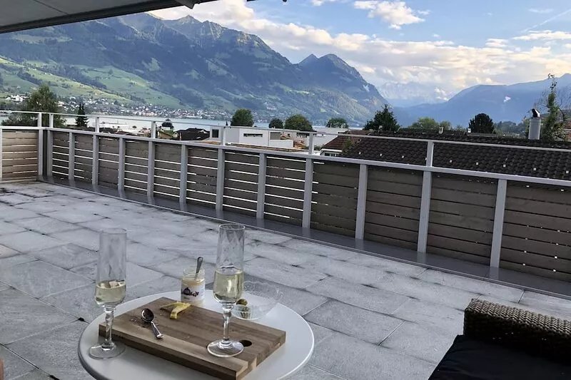 Penthouse with fantastic view in to moutains and across lake Sarnen
