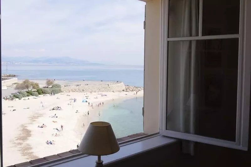 Luxurious seafront 2 bedrooms flat superb view, WIFI, AC, for 4 close to beach