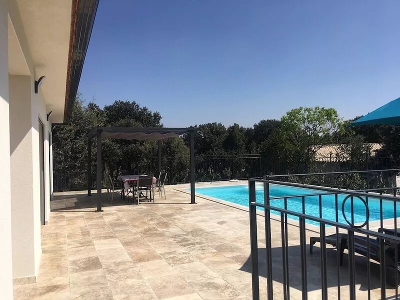 PRETTY NEW AIR CONDITIONED VILLA WITH HEATED POOL IN THE CAMPAIGN OF UZES