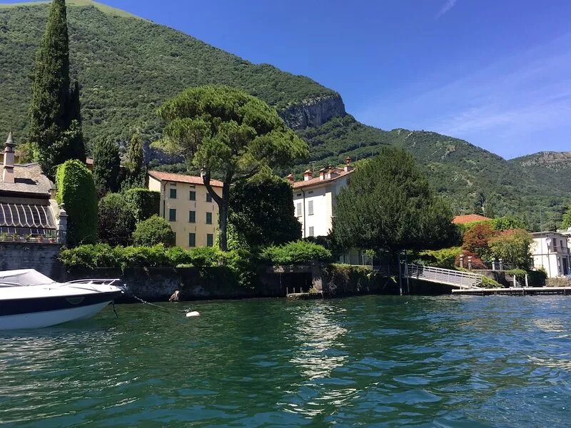 Villa with a garden that directly overlooks the lake.