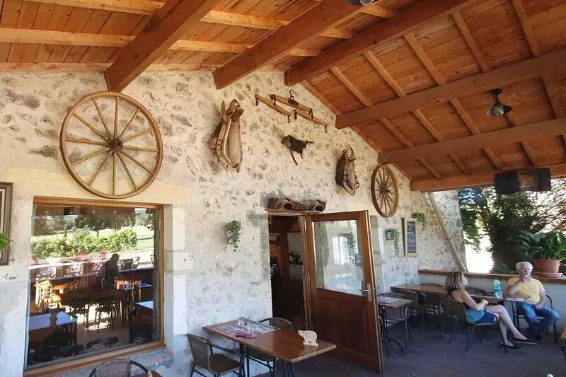 Mas DISTAISE, 5 bedrooms, 4 bathrooms, pool, billiards.  Vacations with family