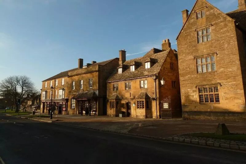 Charming homelike Cotswold Cottage sleeps 4 2bath/2bed Tranquil hidden village.