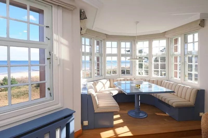 Apartment with bay window in a prime beach location and with a direct sea view