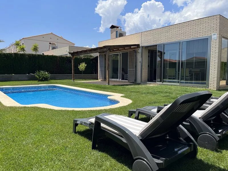 Beautiful ground floor villa with private pool 350m from the beach.