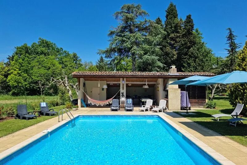 Beautiful 3 bedroom barn in large private gardens, with heated swimming pool
