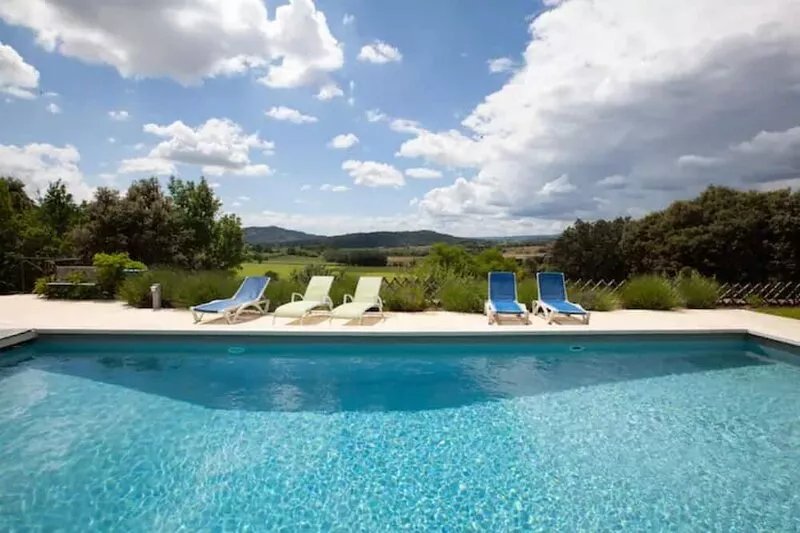 Beautiful manor with swimming pool in front of the Provençal Colorado
