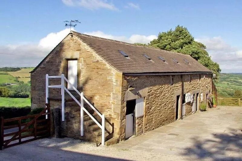 THE LOFT, pet friendly, character holiday cottage in Millthorpe