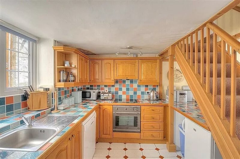 4/5 GEORGES SQUARE, pet friendly, with open fire in Lyme Regis