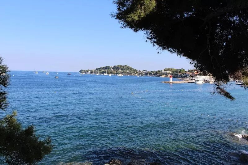 Lovely 3 bedroom apartment in village of St Jean Cap Ferrat,  sea views and pool