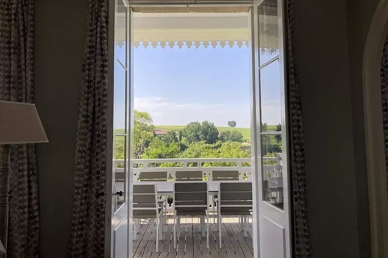 Old wine chateau with all comfort overlooking the vineyards of Saint-Emillion.