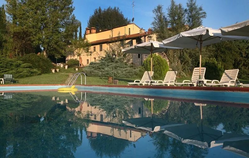 Cosy apartment with pool, WIFI, TV, patio, pets allowed and parking, close to