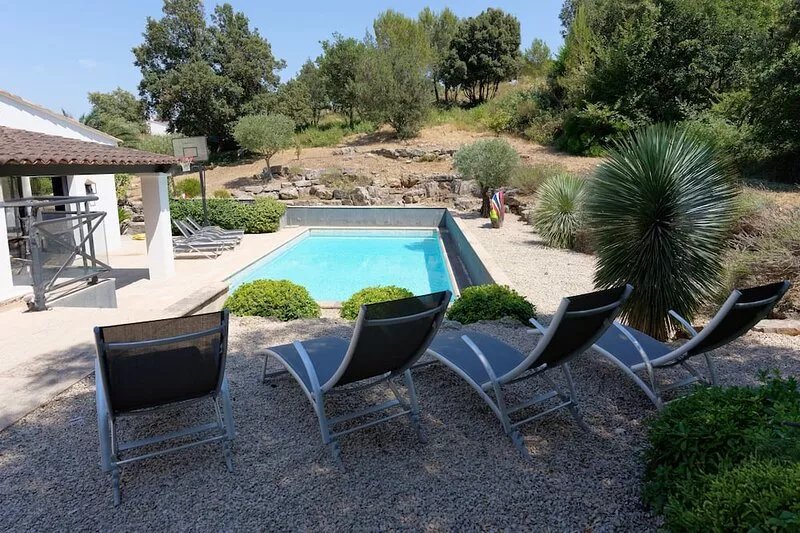 quiet house with garden and swimming pool  between the sea and the mountain