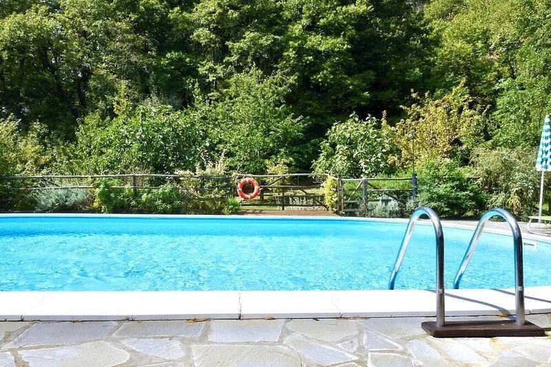 Delightful family Farmhouse with pool, in the woods, 20 km from Florence