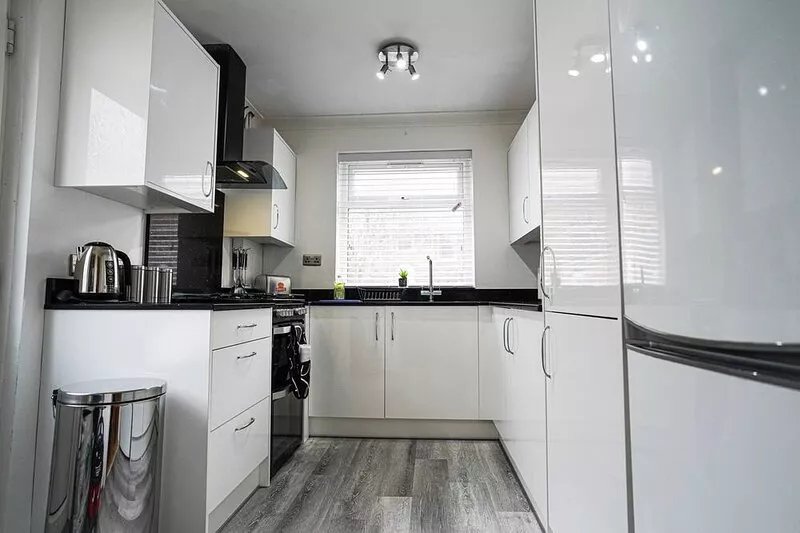 Spacious 3 Bedroom House Sleeps 6 |Driveway|Garden